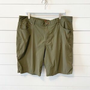 L.L Bean | Men’s Green Lightweight Nylon Blend Shorts Size 40